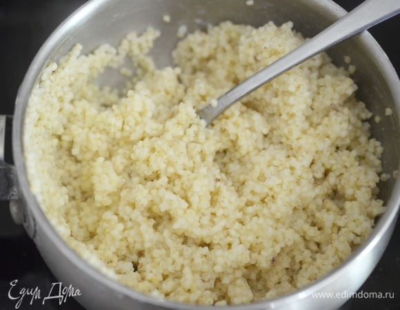 Доведите до кипения и варите на небольшом огне до полного впитывания воды.