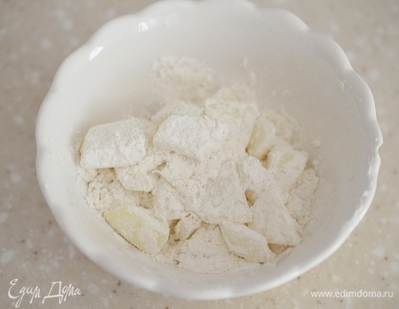 Муку посолите. Обваляйте в муке кусочки лука.