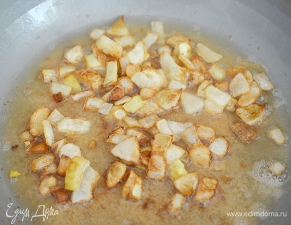 Обжарьте в той же сковороде, где жарился бекон, добавив растительное масло.