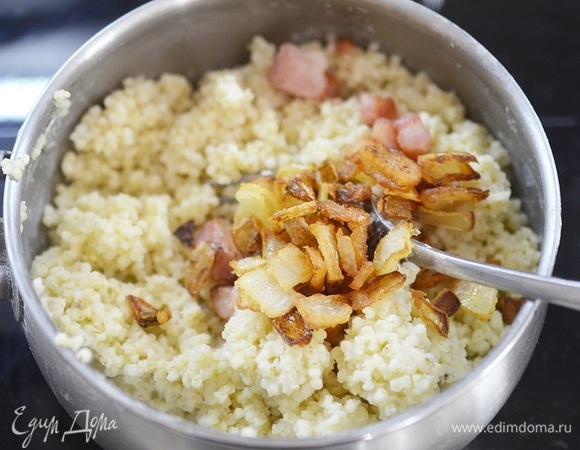 Лук добавляйте к пшену перед самой подачей к столу, чтобы он оставался хрустящим.