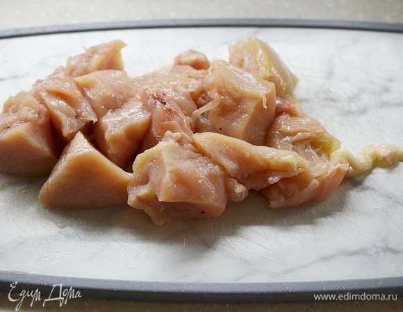 Куриное филе помойте, обсушите, нарежьте на кусочки.