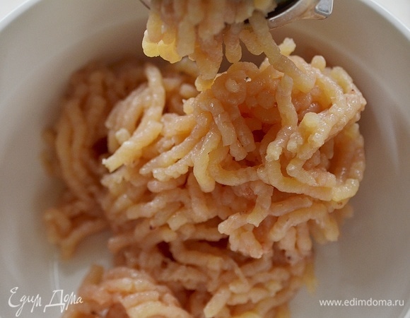 Пропустите через мясорубку вместе с луком и чесноком. Добавьте кефир, соль и перемешайте.