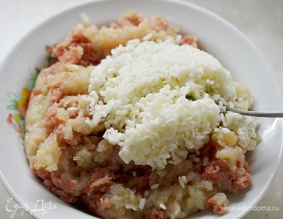 Откиньте рис на сито и добавьте к фаршу. Перемешайте.