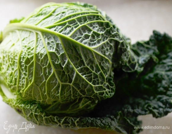 Капусту помойте, обсушите, разберите на листья. При необходимости вырежьте твердую часть у основания листа капусты. Мне не потребовалось это делать. Савойская капуста достаточно мягкая и не требует подготовки для того, чтобы сделать с ней голубцы.