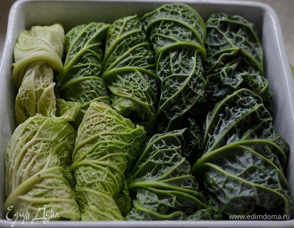 Выложите голубцы в жаропрочную форму.