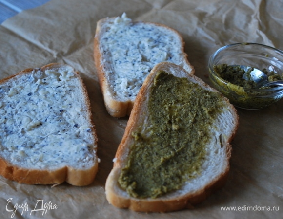 С другой стороны булочки смажьте соусом песто.