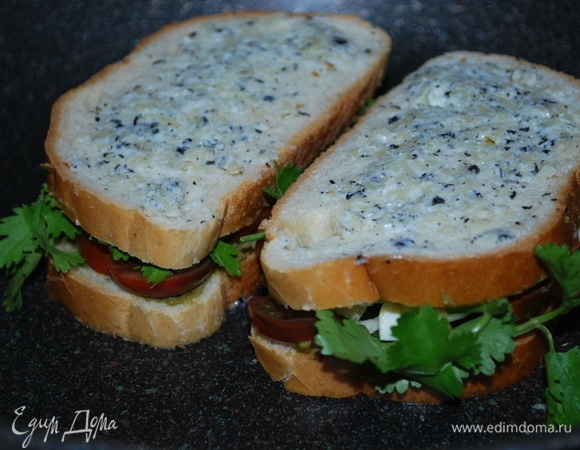 Закройте начинку бутерброда так, чтобы масляная сторона булочек была сверху, за счет этого они хорошо подрумянятся, будут хрустящие и сочные.