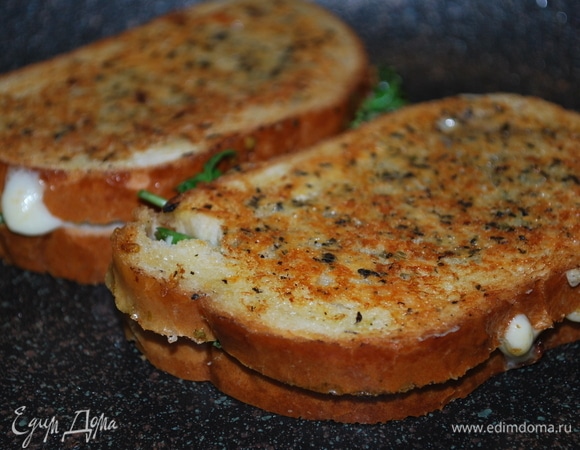 Сковороду с толстым дном хорошо разогрейте. Обжаривайте бутерброды до хрустящей корочки с обеих сторон примерно 2–3 минуты.