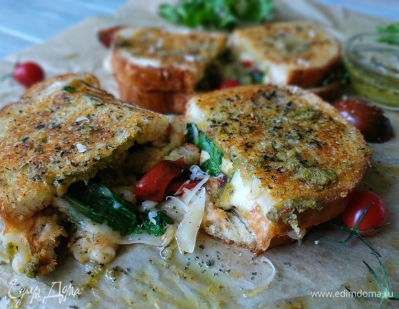 Горячие бутерброды подавайте к столу. Приятного аппетита.