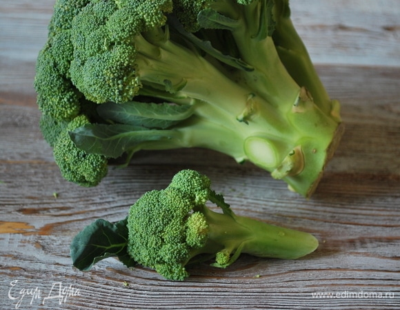 Для салата брокколи разберите на соцветия, если соцветия крупные, нарежьте их.