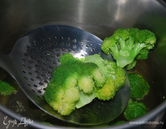 В кипящую подсоленную воду опустите брокколи и варите 3–4 минуты.
