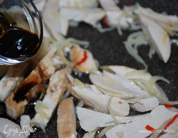 К луку с чесноком добавьте кусочки курицы, соевый соус, гранатовый соус, перец по вкусу. Перемешайте.