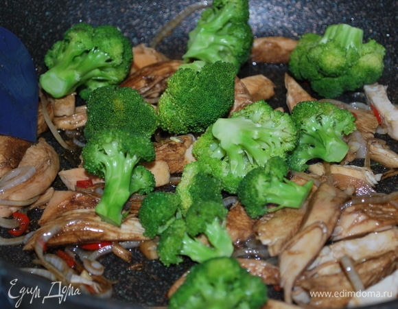 Добавьте в сковороду брокколи, прогрейте все вместе пару минут, перемешайте.