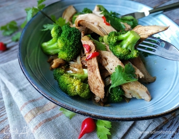 Выложите салат в тарелку, посыпьте измельченной кинзой и подавайте к столу.