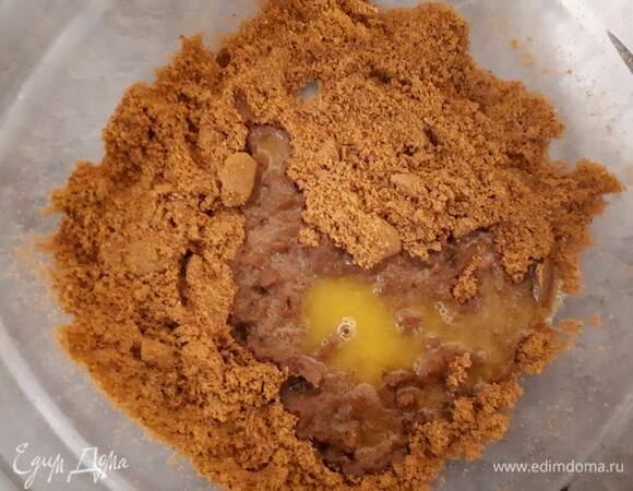 Печенье (у меня спекулос) измельчите в крошку блендером, влейте растопленное масло и хорошо перемешайте.