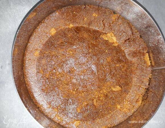 Выложите получившуюся основу на дно кондитерского круга и уберите в холодильник.