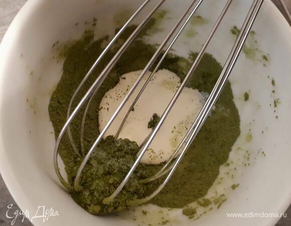 Матчу взбейте со сливками до получения однородной пасты. Сливки лучше добавлять небольшими порциями.