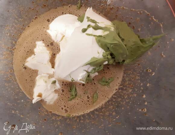 Влейте пасту в яичную смесь, добавьте сыр и лаймовый сок (если у вас есть сок юдзу, то лучше приготовить с ним — получится вкуснее). Взбейте до однородного состояния.