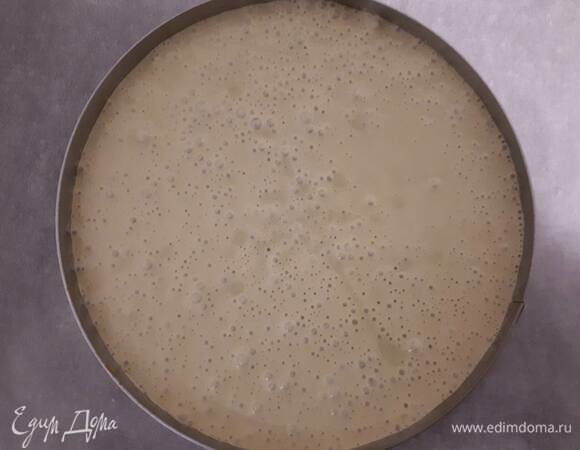 Вылейте крем на основу. Поставьте в разогретую духовку и сразу же убавьте температуру до 90°C.