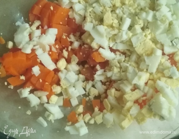 Нарезаем яйца и морковь.