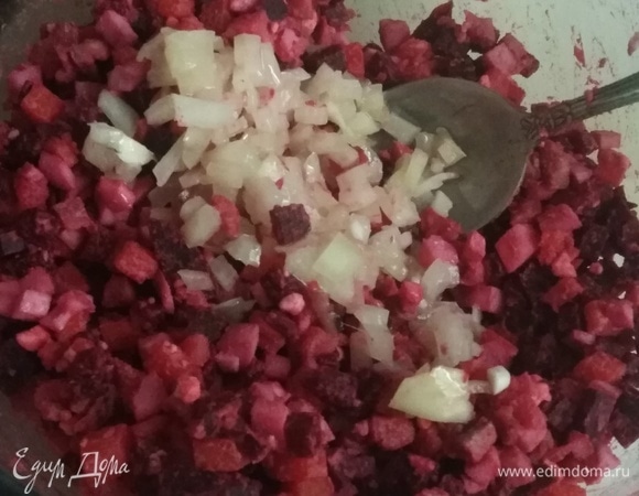 Репчатый лук заранее нарезать. Смешать с растительным маслом и уксусом. Добавить в салат вместе с маринадом.