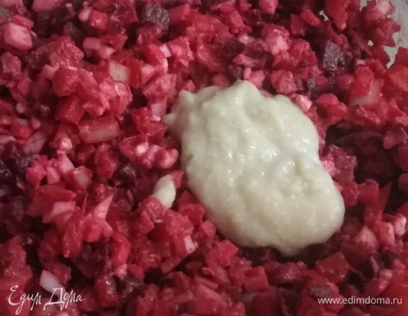 Заправить столовой ложкой хрена. Перемешать.