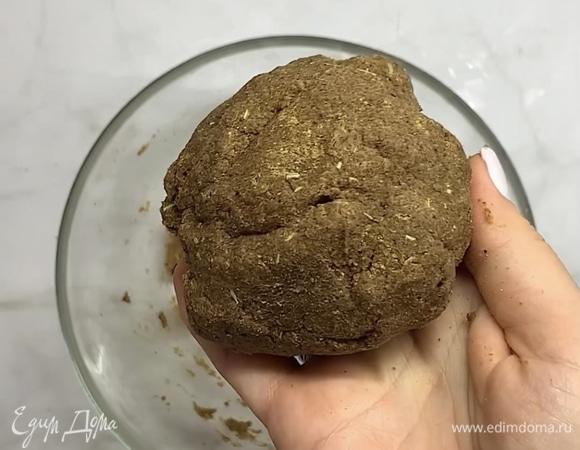 Добавляем воду. Перемешиваем лопаткой, затем руками собираем тесто в шар.