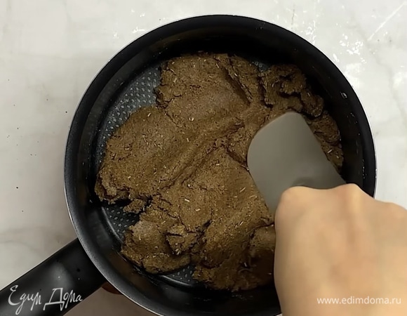 Перекладываем на горячую сковороду или в сотейник. На среднем огне интенсивно перемешиваем, чтобы немного «запарить тесто» (около 2 минут).