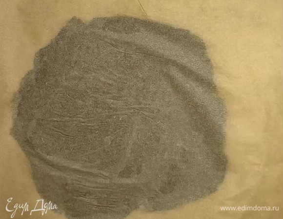 Затем перекладываем на бумагу для выпекания. Делим на 4 части. Берем 1 часть, накрываем сверху бумагой для выпекания и раскатываем.