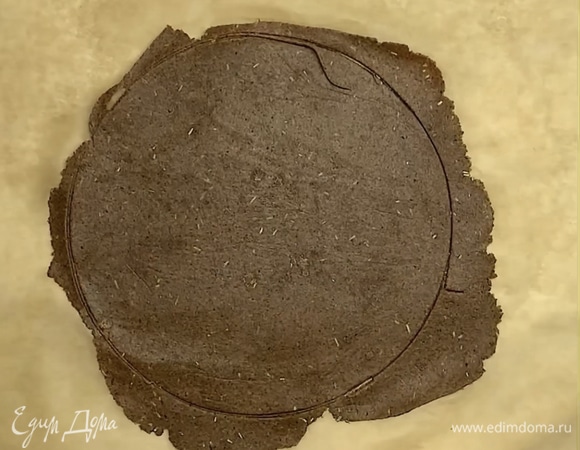 Вырезаем лепешку круглой формы с помощью тарелки или формы для бисквита. Все остатки теста собираем и формируем 5 лепешку.
