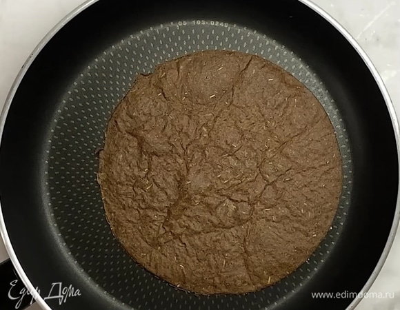 Выкладываем лепешки на сухую сковороду и готовим по 20–30 секунд с каждой стороны.