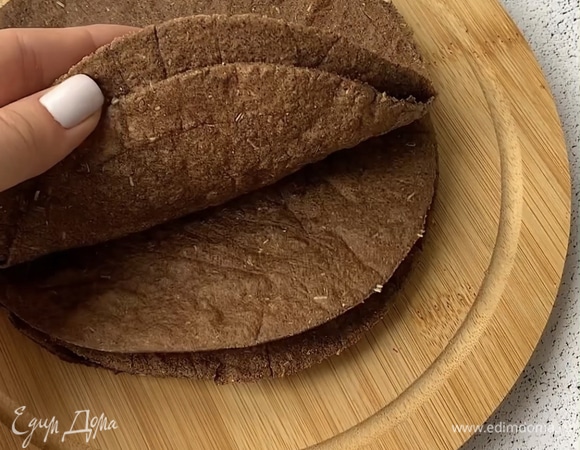 Перекладываем в полотенце, а после остывания, если будете хранить, то в пакет. Подаем к столу с любимыми начинками. Приятного аппетита!