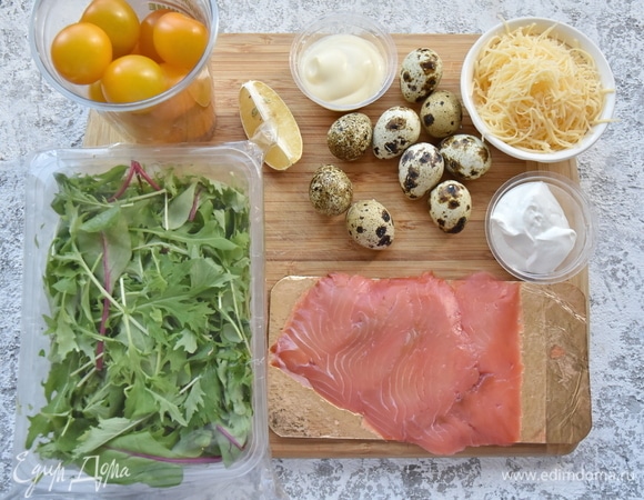 Готовлю продукты. Я использую руколу, мангольд, мизуну. Можете взять только руколу или использовать любой микс зелени по предпочтению. Перепелиные яйца можно заменить куриными. Количество продуктов факультативно.