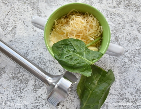 Для зеленого соуса смешиваю сметану, майонез, чеснок, лимонный сок, зелень и тертый сыр. Измельчаю блендером соус до однородности. Солю.