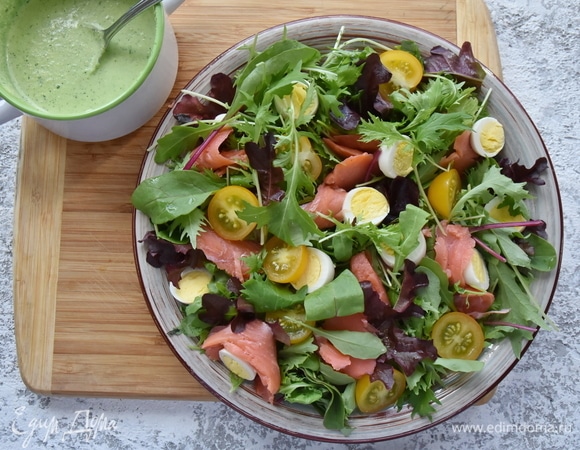 Нарезаю лук кольцами. Пополам режу черри и отварные перепелиные яйца. Рыбу нарезаю тонкими пластинами. На блюдо выкладываю зелень и распределяю по всей поверхности ломтики рыбы, половинки черри и яиц. Перед подачей поливаю салат соусом. Не перемешиваю. Оставшийся соус переливаю в соусник и подаю отдельно.