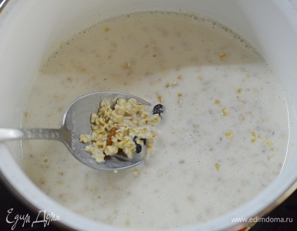 Изюм откиньте на сито и добавьте в кашу.