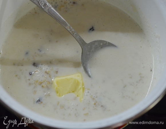 Добавьте сливочное масло и снимите с огня.