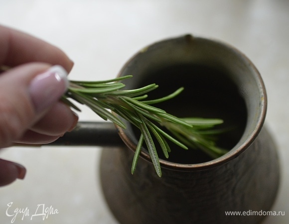 Розмарин помойте, обсушите и также добавьте в турку.