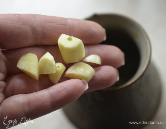 Зубчик чеснока почистите, нарежьте на кусочки, добавьте в турку.