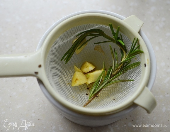 Дайте настояться 5 минут, затем процедите и разлейте по чашкам.