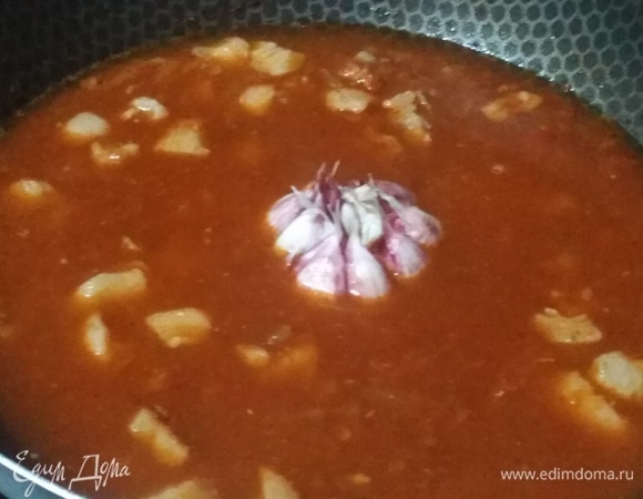 Влить 2 стакана воды. Добавить головку чеснока.