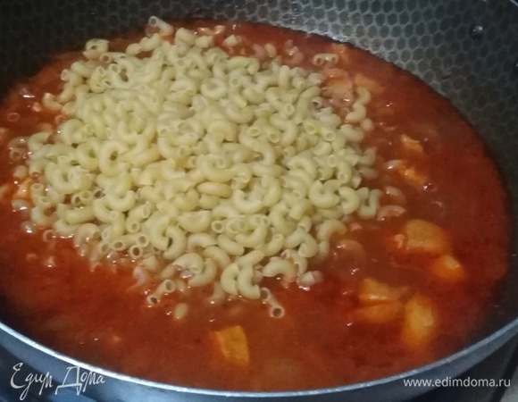 Всыпать макароны. Влить 2 стакана воды. Довести до кипения, посолить.