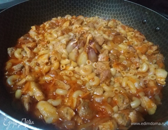 Под крышкой томить на тихом огне в течение 10–15 минут.