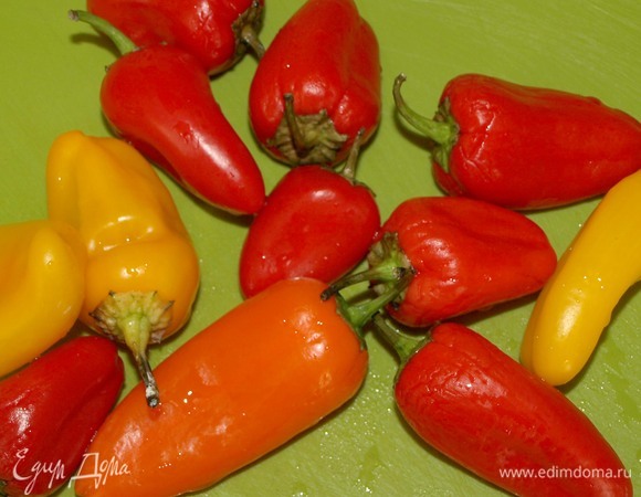 Мини-перцы промыть, удалить плодоножки. Перец бланшируем 1–2 минуты (но я этот шаг пропускаю).