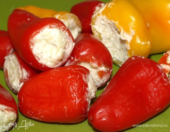Перец фаршируем сырной массой.