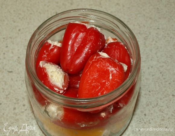 Подготовленный перец кладем в банку.