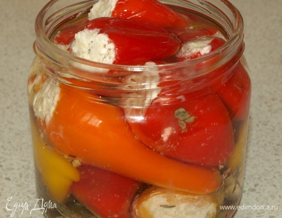 Растительное масло нагреть, но не доводить до кипения. Заливаем перцы. Закрываем крышкой.