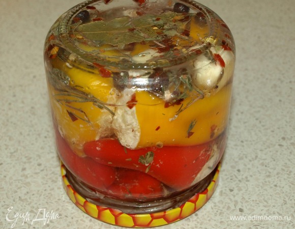 Перевернуть крышкой вниз и оставить на некоторое время. Убрать банку в холодильник на 8 часов или на сутки.