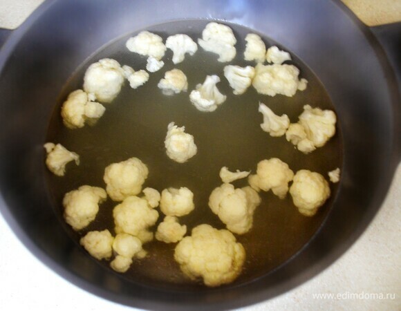 В готовый кипящий куриный бульон добавьте соцветия цветной капусты. Готовьте в течение 3 минут. Затем добавьте пассерованные овощи и варите до готовности (около 10 мин).