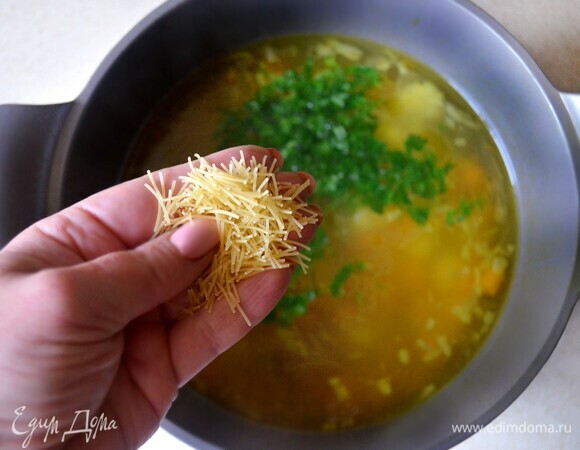 В конце приготовления добавьте мелкую вермишель, «паутинку», и рубленую зелень. Куриную мякоть нарежьте на небольшие кусочки или разберите на волокна, добавьте к супу. Если суп получается слишком густым, добавьте горячей воды и проварите 2 минуты.